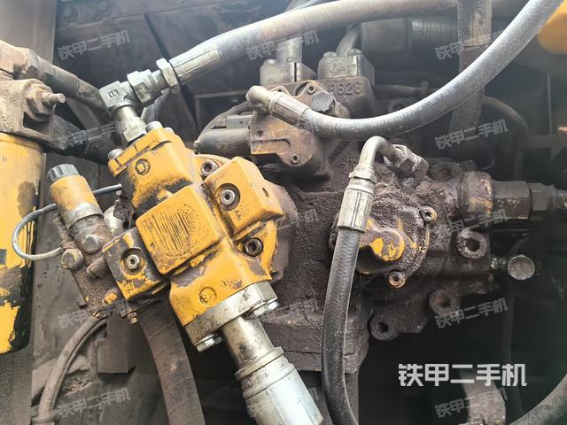 液压泵舱室正面整体（整机外观）