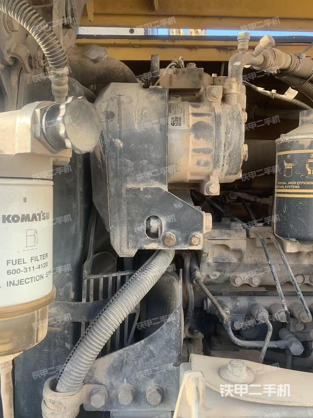 液压泵舱室正面整体(整机外观) 液压泵舱室正面整体(整机外观)