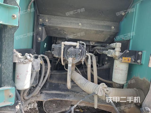 液壓泵艙室正面整體(整機外觀) 液壓泵艙室正面整體(整機外觀)