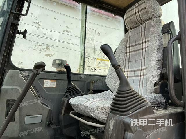 駕駛室頂部(整機外觀) 駕駛室頂部(整機外觀)