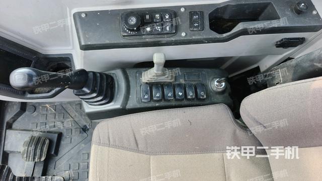 座椅右側(cè)控制臺(tái)/鑰匙門(mén)/油門(mén)/含右手柄(駕駛室部分) 座椅右側(cè)控制臺(tái)/鑰匙門(mén)/油門(mén)/含右手柄(駕駛室部分)