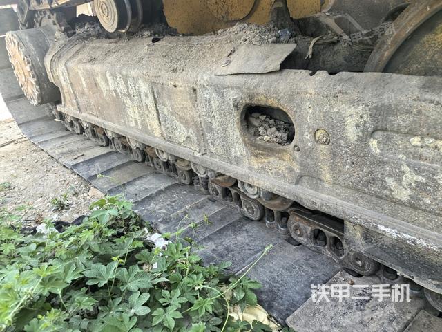 右側(cè)履帶全景(推土機底盤及工作裝置) 右側(cè)履帶全景(推土機底盤及工作裝置)