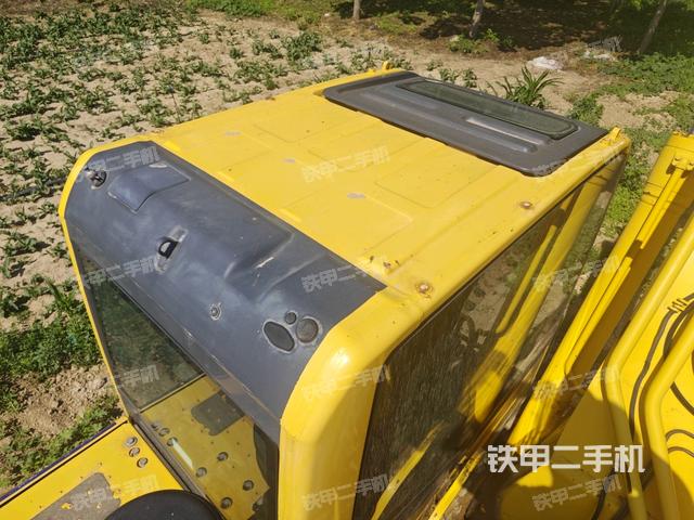 駕駛室頂部(整機(jī)外觀) 駕駛室頂部(整機(jī)外觀)