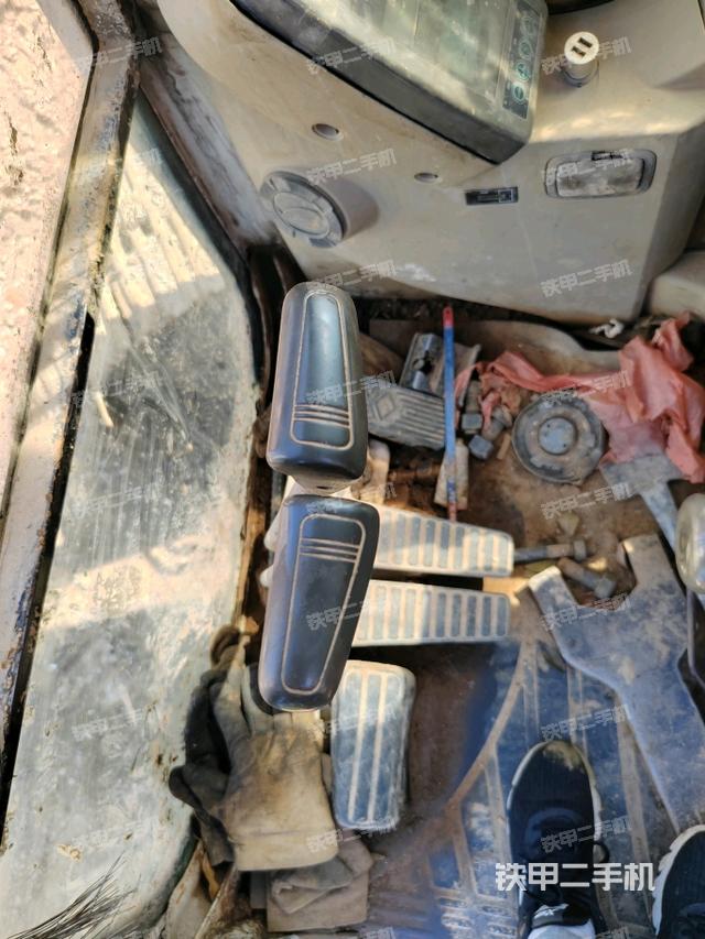 座椅右侧控制台/钥匙门/油门/含右手柄(驾驶室部分) 座椅右侧控制台/钥匙门/油门/含右手柄(驾驶室部分)