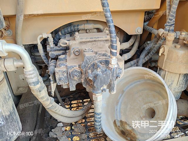 液压泵舱室正面整体（整机外观）