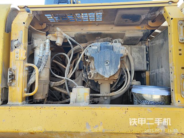 液壓泵艙室正面整體（整機(jī)外觀）