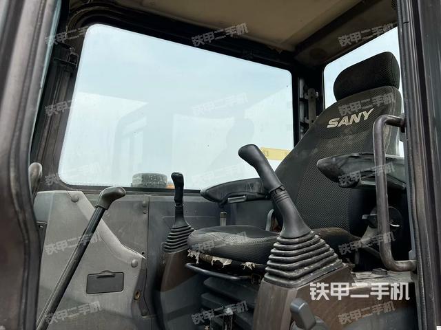 駕駛室頂部(整機(jī)外觀) 駕駛室頂部(整機(jī)外觀)