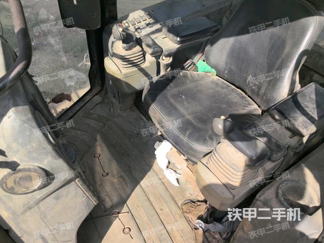 駕駛室內(nèi)部頂部(推土機駕駛室) 駕駛室內(nèi)部頂部(推土機駕駛室)