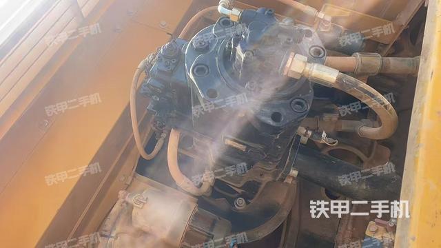 液压泵舱室正面整体(整机外观) 液压泵舱室正面整体(整机外观)