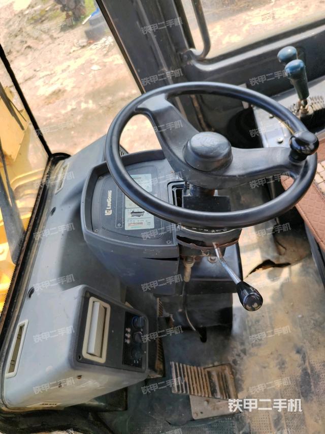 驾驶室内部(驾驶室部分) 驾驶室内部(驾驶室部分)