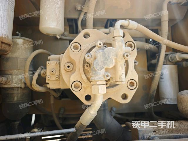 液压泵舱室正面整体(整机外观) 液压泵舱室正面整体(整机外观)