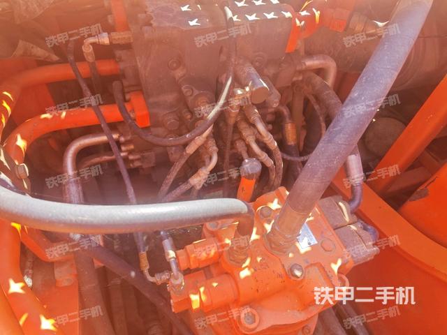 回轉(zhuǎn)馬達(dá)和主控閥(整機(jī)外觀) 回轉(zhuǎn)馬達(dá)和主控閥(整機(jī)外觀)