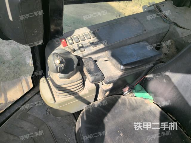 駕駛室內(nèi)部全景(推土機駕駛室) 駕駛室內(nèi)部全景(推土機駕駛室)