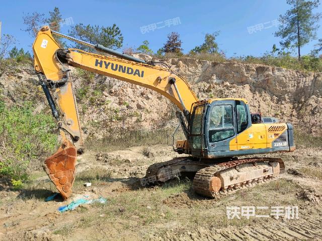 現(xiàn)代R225LVS挖掘機(jī)