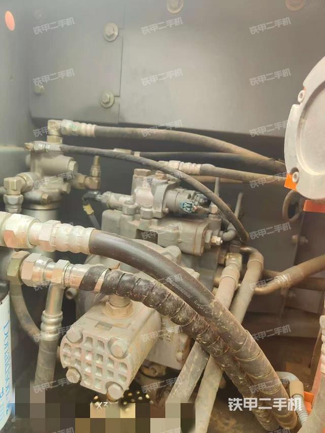 液壓泵艙室正面整體(整機外觀) 液壓泵艙室正面整體(整機外觀)