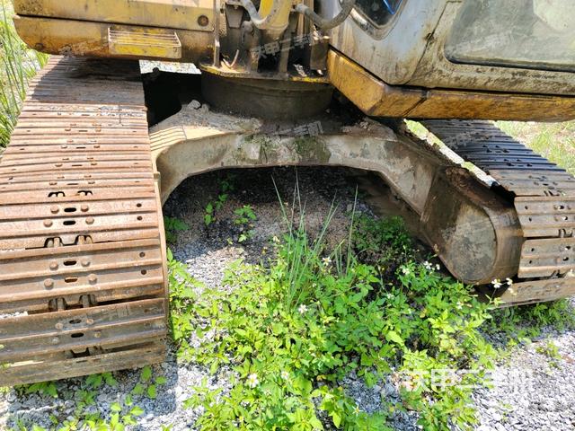 轉盤和下車架正前(工作和回轉裝置) 轉盤和下車架正前(工作和回轉裝置)