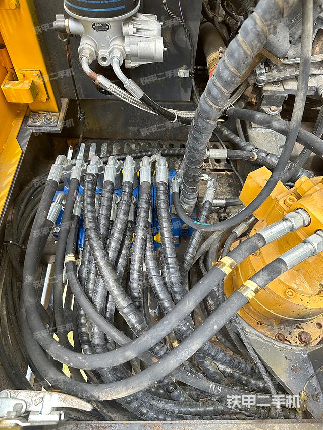 回转马达和主控阀（整机外观）