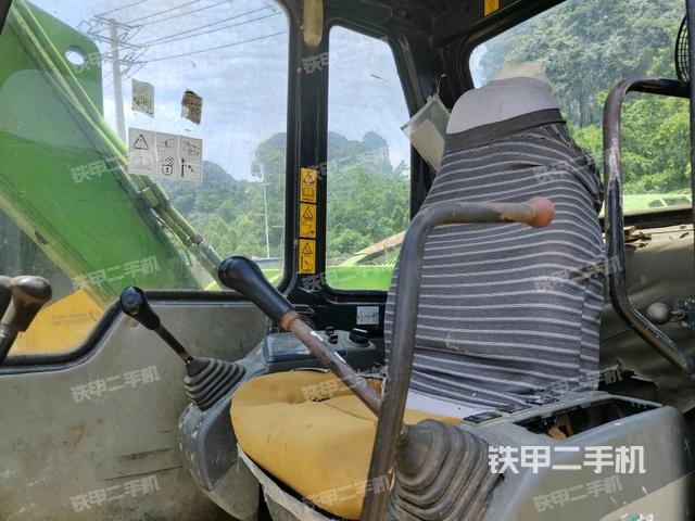 行走控制手柄和踏板?俯拍(駕駛室部分) 行走控制手柄和踏板?俯拍(駕駛室部分)