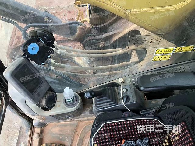 座椅右侧控制台/钥匙门/油门/含右手柄(驾驶室部分) 座椅右侧控制台/钥匙门/油门/含右手柄(驾驶室部分)