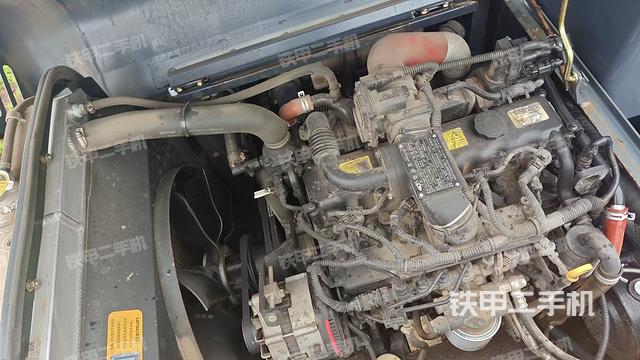 液压泵舱室正面整体（整机外观）