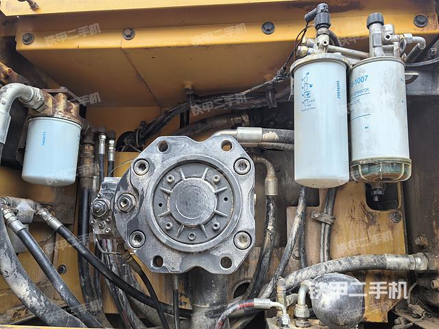 液压泵舱室正面整体（整机外观）