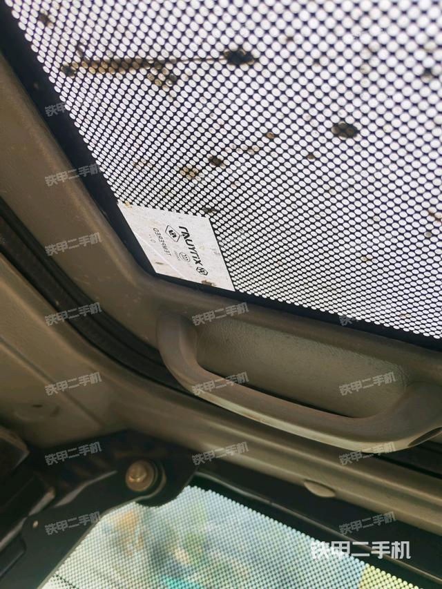 行走控制手柄和踏板 俯拍（驾驶室部分）