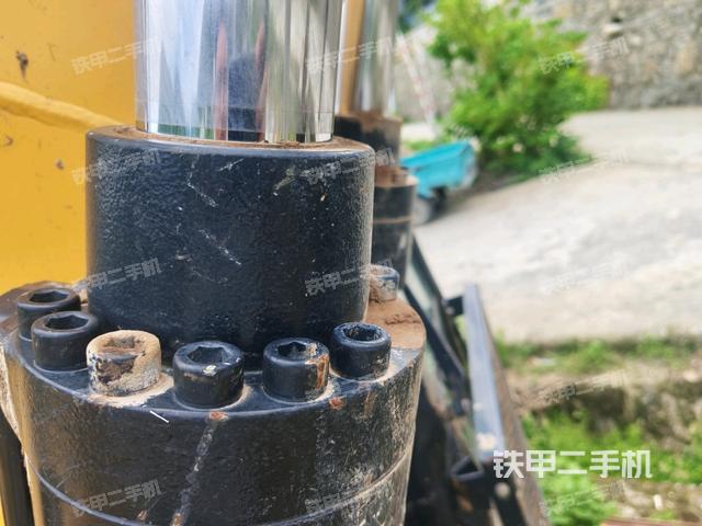 鏟斗右后整體(工作和回轉(zhuǎn)裝置) 鏟斗右后整體(工作和回轉(zhuǎn)裝置)
