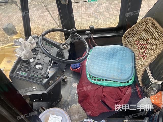 駕駛室工作臺(tái)(整機(jī)外觀及大件) 駕駛室工作臺(tái)(整機(jī)外觀及大件)