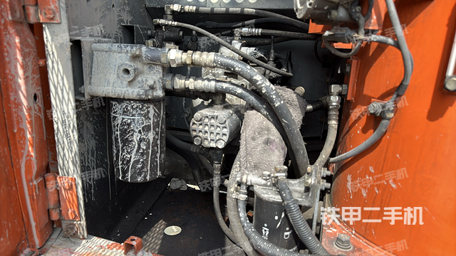 液压泵舱室正面整体（整机外观）