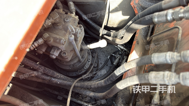 回转马达和主控阀（整机外观）