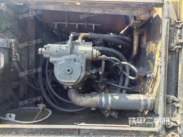 液压泵舱室正面整体(整机外观) 液压泵舱室正面整体(整机外观)