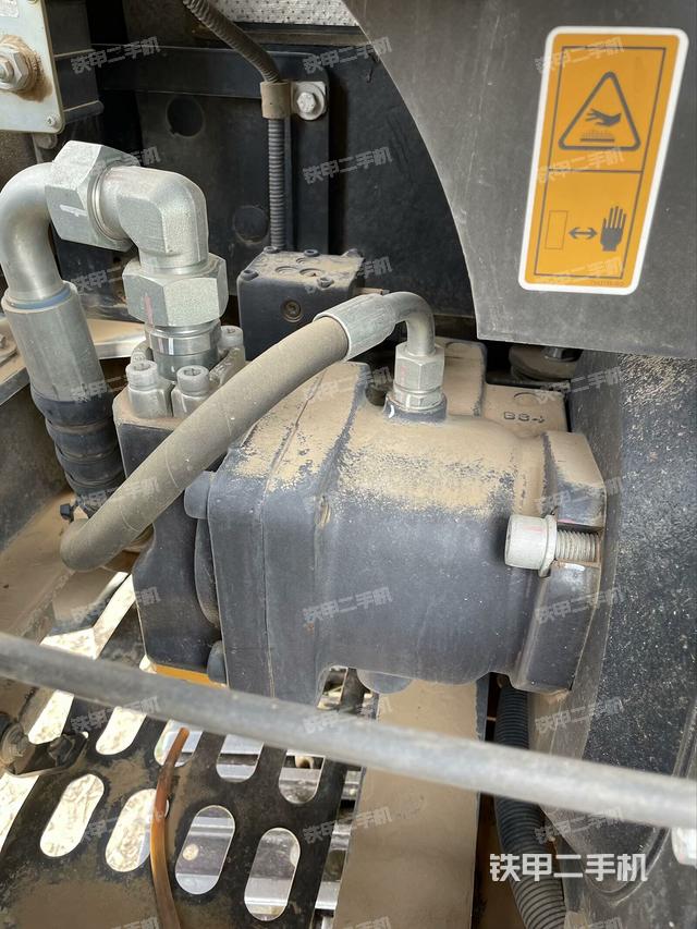 液壓泵艙室正面整體(整機(jī)外觀) 液壓泵艙室正面整體(整機(jī)外觀)