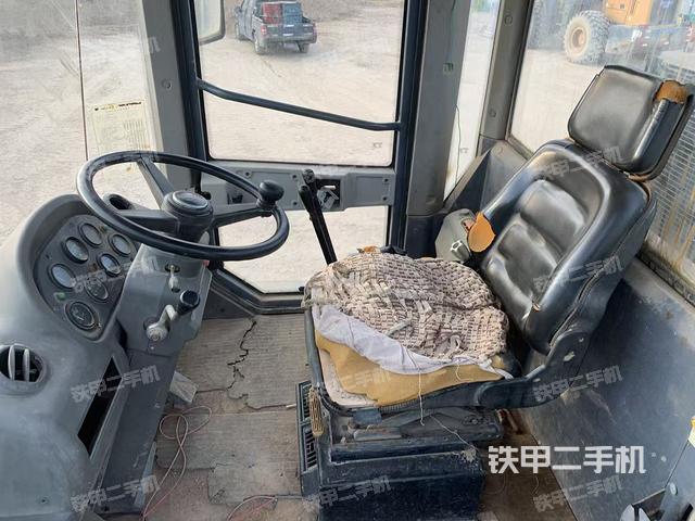 駕駛室工作臺(整機(jī)外觀及大件) 駕駛室工作臺(整機(jī)外觀及大件)