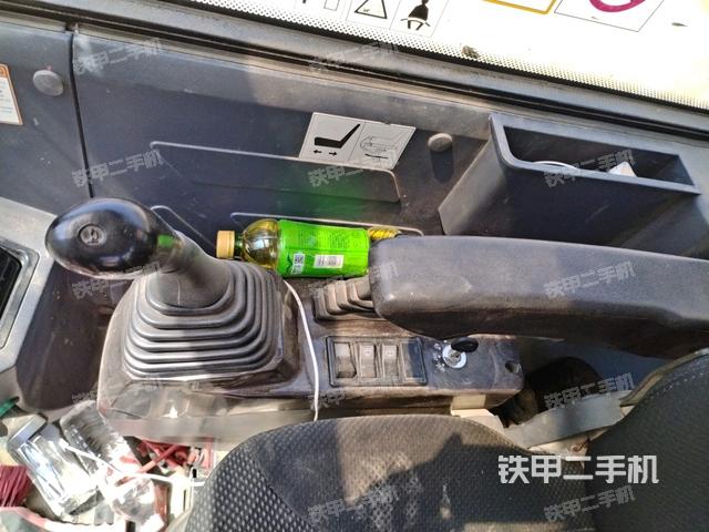座椅右側(cè)控制臺(tái)/鑰匙門/油門/含右手柄(駕駛室部分) 座椅右側(cè)控制臺(tái)/鑰匙門/油門/含右手柄(駕駛室部分)