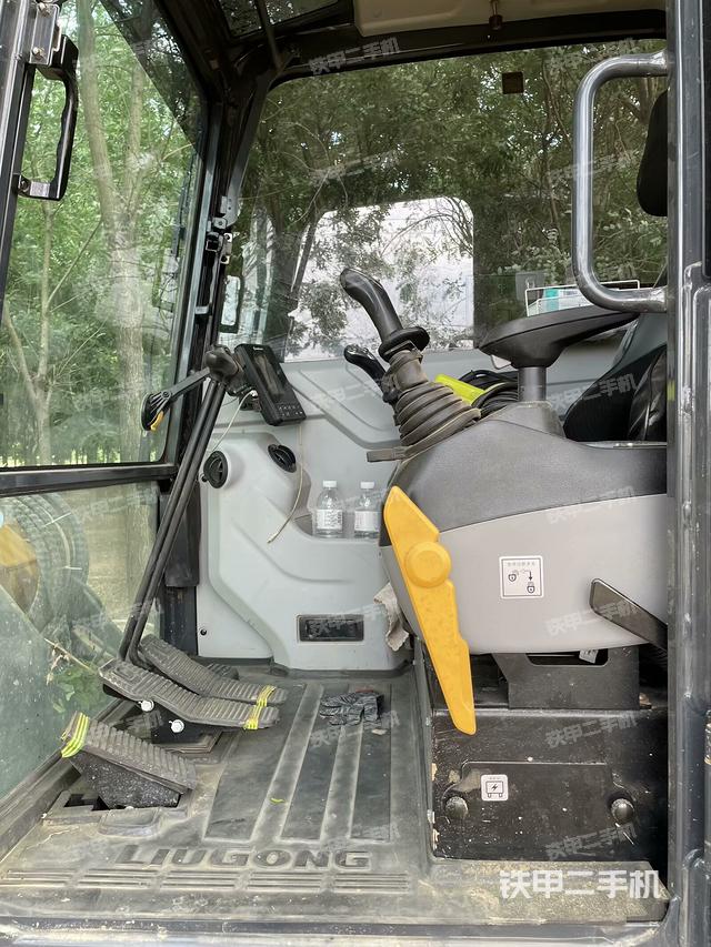 驾驶室顶部(整机外观) 驾驶室顶部(整机外观)