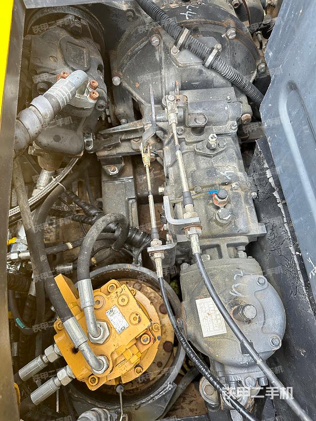 液压泵舱室正面整体（整机外观）