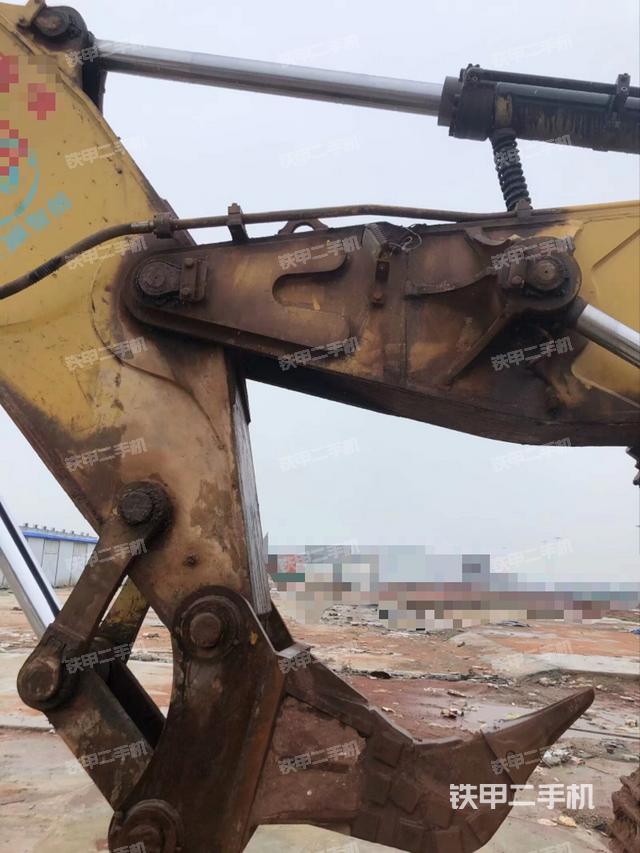 小臂整体左后(工作和回转装置) 小臂整体左后(工作和回转装置)