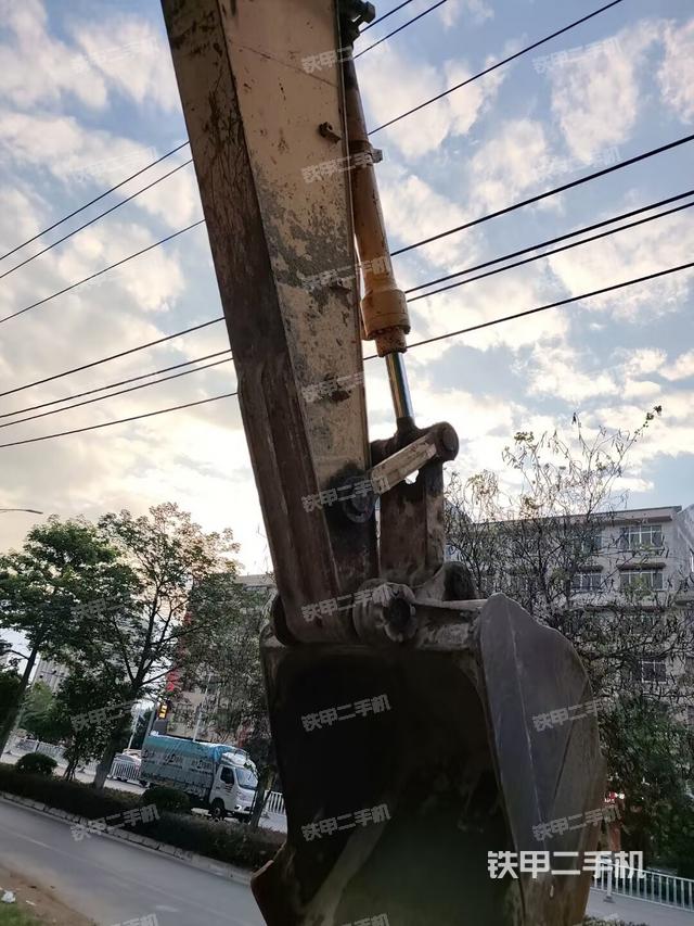 大臂油缸整体 竖拍(工作和回转装置) 大臂油缸整体 竖拍(工作和回转装置)