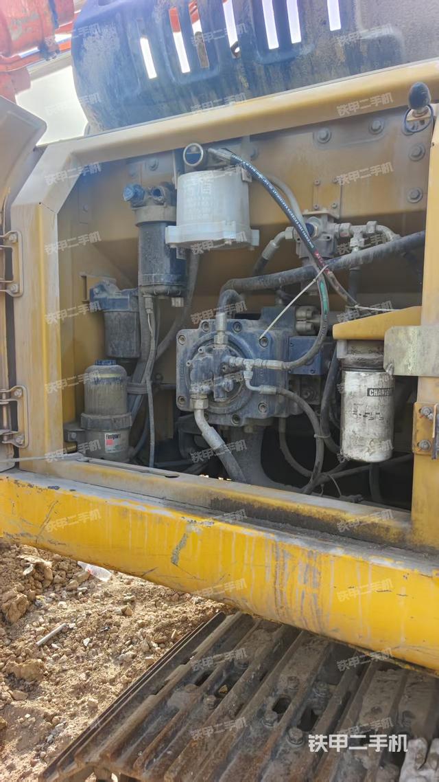 液压泵舱室正面整体（整机外观）