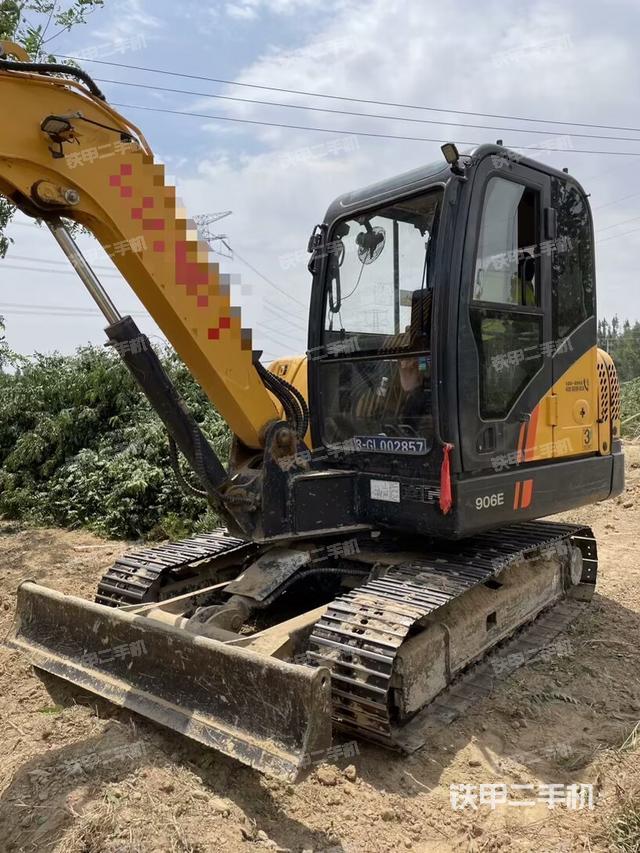 駕駛室整體(整機(jī)外觀) 駕駛室整體(整機(jī)外觀)