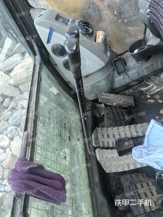 行走控制手柄和踏板?俯拍(駕駛室部分) 行走控制手柄和踏板?俯拍(駕駛室部分)
