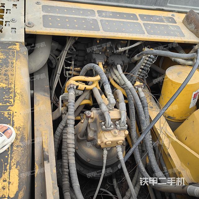 回轉(zhuǎn)馬達和主控閥(整機外觀) 回轉(zhuǎn)馬達和主控閥(整機外觀)