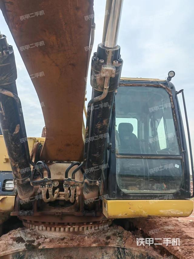 大臂油缸整体 竖拍(工作和回转装置) 大臂油缸整体 竖拍(工作和回转装置)