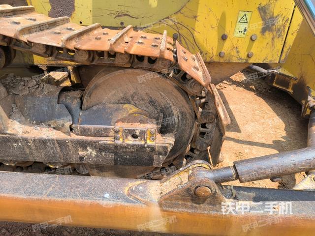 左侧履带全景（推土机底盘及工作装置）