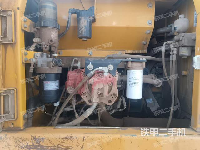 液压泵舱室正面整体（整机外观）