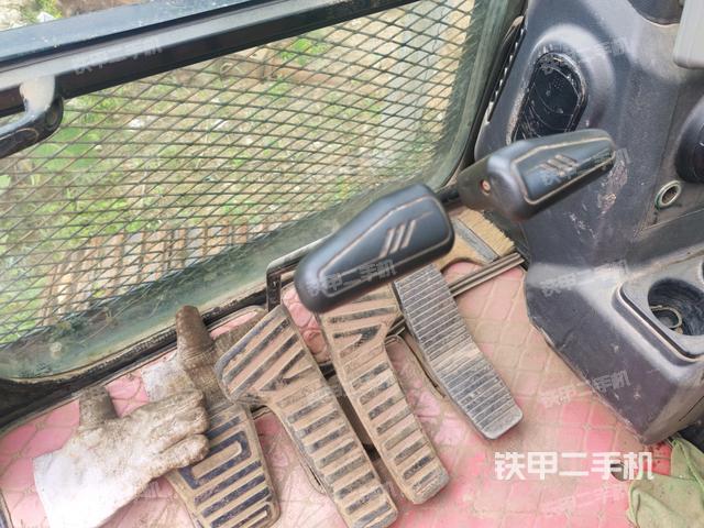 行走控制手柄和踏板?俯拍(駕駛室部分) 行走控制手柄和踏板?俯拍(駕駛室部分)