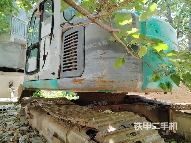 駕駛室整體(整機(jī)外觀) 駕駛室整體(整機(jī)外觀)