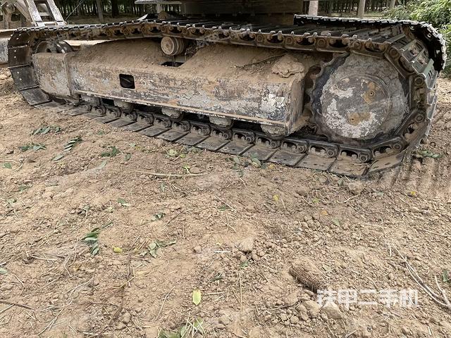 單側(cè)履帶整體(整機(jī)外觀) 單側(cè)履帶整體(整機(jī)外觀)