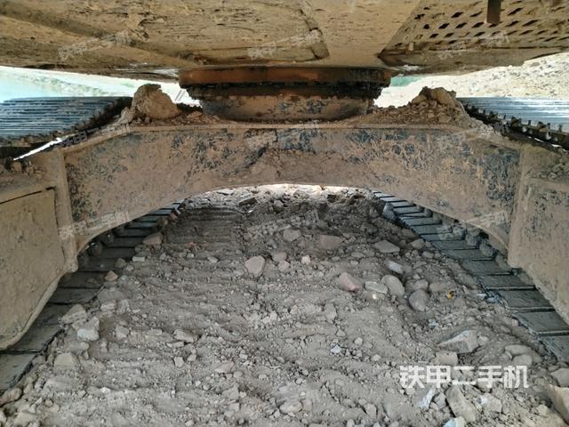 转盘和下车架正前(工作和回转装置) 转盘和下车架正前(工作和回转装置)