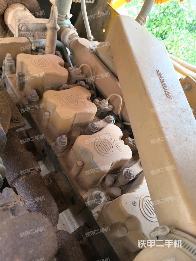 发动机左侧全景（推土机发动机舱）